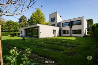 Cette maison d'architecte unique, conçue et occupée par l'architecte lui-même, offre une combinaison exceptionnelle d'espace, de lumière et...