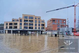 <u><strong>Casco en centraal gelegen nieuwbouw handelsgelijkvloers (160m²) met gezellig terras (130m²) op een TOPlocatie!<br /><br />Je eigen zaak in de vernieuwde dorpskern van Zonhoven?<br />Nieuwbouw handelsgelijkvloers met terras "De Kwint" te huur in het bruissende Zonhoven.</strong></u><br /><br /><u><strong>Startend aan 2.000 euro per maand tot de werfkeet voor het gebouw is verwijderd (+-maart 2027).<br />Prijs nog overeen te komen van zodra de werfkeet verwijderd is.<br /><br />Vermoedelijke opstart begin april 2026!</strong></u><br /><br />In De Kwint onderneem je op een toplocatie in het hart van Zonhoven, vlak bij het dorpsplein en het gemeentehuis. Ook het populaire buurtcafé, de evenementenzaal en het nieuwe politiekantoor liggen op wandelafstand. Aan passage dus geen gebrek! Als ondernemer kom je bovendien terecht in een jonge en dynamische omgeving: de nieuwe bewoners van de 60 appartementen boven de handelsruimtes vormen een potentiële vaste klantenbasis.<br />Ondernemen in De Kwint betekent ondernemen met mogelijkheden.<br /><br />De handelspanden zijn duurzaam en energiezuinig gebouwd, waardoor je maandelijkse kosten laag blijven. Dankzij de flexibele indeling en open structuur kan de ruimte eenvoudig worden aangepast aan uiteenlopende doeleinden, van winkel tot kantoor of praktijkruimte. Dit is de plaats om jouw concept volledig tot leven te brengen, en je kunt het pand volledig naar eigen smaak afwerken en inrichten.<br /><br /><u><strong>Troeven:</strong></u>
<ul>
	<li>Centraal gelegen in het bruissende Zonhoven</li>
	<li>Uitstekende verbinding met Genk, Hasselt, Heusden-Zolder en Houthalen-Helchteren</li>
	<li>Vernieuwde dorpskern met veel passage </li>
	<li>Handelsgelijkvloers +/- 160 m²</li>
	<li>+/- 130 m² terras</li>
	<li>Volledig nieuwbouw – casco afwerking </li>
	<li>Vlot bereikbaar met het openbaar vervoer én parkeergelegenheid in de nabije omgeving</li>
	<li>Ideaal voor zowel starters als gevestigde ondernemers.</li>
	<li>60 nieuwbouwappartementen en handelsruimtes die extra klantenpotentieel bieden</li>
	<li>Duurzaam en energiezuinig gebouw = lage vaste kosten</li>
	<li>Breed inzetbaar: geschikt voor horeca, winkel, kantoor of praktijkruimte</li>
	<li>Weinig administratieve drempels </li>
	<li>Moderne en frisse uitstraling binnen een nieuw en levendig gebouwcomplex</li>
</ul>
<br />Laat deze unieke kans niet liggen en neem zsm contact met Koen!