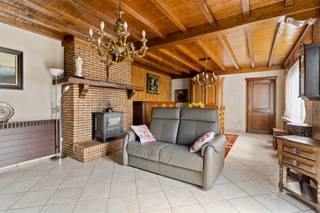 Bent u op zoek naar een woning die u volledig naar eigen smaak kunt renoveren? Dan is deze gezinswoning, gelegen op een perceel van ca. 517 m² nabij het centrum van Beerse, zeker een bezoek waard.<br /><br />Bij het betreden van de woning komt u in de ruime leefruimte, die aansluit op de praktische keuken. Verder bevinden zich op het gelijkvloers een badkamer, een apart toilet en een veelzijdige kamer die perfect kan dienen als slaapkamer, bureau of hobbyruimte.<br /><br />Op de eerste verdieping vindt u nog twee volwaardige slaapkamers.<br /><br />Daarnaast beschikt de woning over een praktische kelder<br /><br />Buiten geniet u van een aangename tuin met een praktische een garage, ideaal als extra bergruimte of werkplaats.