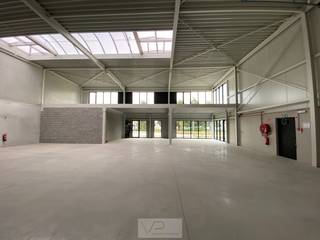 <p>Welkom op Bedrijvenpark Bergebeek!<br /><br />Op een terreinoppervlakte van zo'n 90.000 m² worden diverse bedrijfsverzamelgebouwen ontwikkeld op maat, perfect afgestemd op de behoeften van ambitieuze ondernemers.<br /><br />Momenteel zijn er typegebouwen op maat te koop, voorzien van kantoor- en showroomruimtes met een strategische zichtlocatie langs de Liersesteenweg.<br /><br />Bedrijvenpark Bergebeek is uitstekend bereikbaar dankzij het toekomstige rondpunt aan de Schoorstraat en de Lerrekensstraat, en ligt vlak bij de industriezone Heistse Hoek.<br /><br />Verschillende ondernemingen hebben zich hier al gevestigd of zullen dat binnenkort doen, waaronder KBC en Wireline. Dit maakt het park tot een veelzijdige, dynamische en verfrissende plek voor uw bedrijf. Het ideale uithangbord voor uw onderneming!<br /><br /><br /><strong>Unit B3-01 bestaat uit 288 m² magazijnruimte met een tussenvloer van 110 m² en 6 bijhorende parkeerplaatsen. <br /><br />Deze hoekunit heeft extra raampartijen, hoogwaardige gevelafwerking op verdiep en inpandige meterlokalen.</strong><br /><br /><strong><u>Bijkomende kosten excl. BTW</u></strong></p>
<ul>
<li><strong>Basisakte/splitsingsakte: 2.000 euro </strong></li>
<li><strong>Nutsvoorzieningen: 12.500 euro </strong></li>
</ul>
<p><br /><strong>De totale verkoopprijs inclusief kosten bedraagt 579.500 euro (excl. BTW).</strong><br /><br /> <br /><strong><u>Waarom kiezen voor Bergebeek?</u></strong></p>
<ul>
<li><span><strong>Strategische locatie:</strong> Op een zichtlocatie aan de Liersesteenweg , met vlotte verbindingen naar Aarschot en Lier.</span></li>
<li><span><strong>Flexibele bedrijfsruimtes:</strong> Beschikbaar vanaf <strong>306 m²</strong>, uitbreidbaar en volledig aanpasbaar aan uw behoeften.</span></li>
<li><span><strong>Duurzame oplossingen:</strong> Mogelijkheid voor zonnepanelen, warmtepompen, groendaken en waterrecuperatiesystemen.</span></li>
<li><span><strong>Parkmanagement:</strong> Verzorgde omgeving met groenonderhoud, bewegwijzering en afvalbeheer.</span></li>
<li><span><strong>Ruime parkeergelegenheid:</strong> Parkeer direct voor uw pand met optionele extra plaatsen.</span></li>
</ul>
<p>Met bijna <strong>9 hectare projectgrond</strong> is Bedrijvenpark Bergebeek dé plek voor groeiende en gevestigde ondernemingen. Of u nu starter bent of uitbreidt, er is ruimte op maat voor iedereen.<br /><br /><br /><em>Vermelde prijzen zijn indicatief en vrijblijvend en steeds exclusief BTW, notaris- en overdrachtskosten en inclusief de kosten voor de afwerking van het park (oa totem, brievenbussen, belijning, parkingborden, verkeersborden, groenaanleg,...). Enkel de logo's op de gevel/totem/brievenbussen/parkingbordjes blijven ten laste van de koper.</em></p>