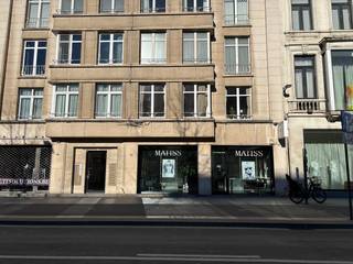 <strong>Verhuurd commercieel gelijkvloers </strong>op centrale locatie langs de Leien en vlakbij de Meir en het Centraal Station. <br />Het gebouw zelf  heeft een klassevolle uitstraling met 14 appartementen een handelspand. <br />Het handelspand is sinds 2006 verhuurd aan dezelfde huurder (kapperszaak). <br /><br />Indeling: Kapperssalon; wasruimte; bureauruimte; keuken; sanitair; gemeenschappelijke tuin. Individuele kelderberging. <br /><br /><strong>Bijzonderheden:</strong>
<ul>
	<li>Huurder betaald momenteel € 1.900,- per maand.  </li>
	<li>EPC C.</li>
</ul>