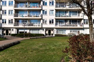 <p>Dit gelijkvloers appartement bevindt zich op een gunstige locatie vlakbij het bruisende centrum van Antwerpen. Dankzij de nabijheid van scholen, winkels en een uitstekende verbinding met het openbaar vervoer, geniet je hier van optimaal wooncomfort.</p>
<p>Je komt binnen via de inkomhal op een mooie checker-boardvloer die handig werd voorzien van een vestiairekast. Verder loop je door naar de leefruimte waar het prachtige lichtinval, subtiele moulures en een karakteristieke blokparket een harmonieus, warm geheel vormt. Aangrenzend heb je de keuken die praktisch werd geïnstalleerd met het oog op dagelijks gebruik. Verder beschikt dit appartement nog over 2 ruime slaapkamers (15 m² &amp; 10 m²) én uiteraard een nette badkamer met een douche in bad, handdoekradiator en lavabo in meubel. Het toilet is apart.</p>
<p>Kortom, een ideale uitvalbasis voor wie zorgeloos wil wonen in ’t hartje van de stad.</p>
<p><strong>Maandelijkse kosten: </strong>€ 287,50 (inclusief verwarming, water, elektriciteit gemene delen, <strong>conciërge</strong>, syndicus, onderhoud en schoonmaak gebouw, verzekeringen, etc.) met een jaarlijkse afrekening (de kosten worden per kwartaal opgevraagd).</p>
<p><strong>Technische gegevens: </strong>Centrale verwarming op gas (collectief) via een condenserende ketel, dubbele beglazing in PVC, geïsoleerd dak.</p>
<p><strong>Stedenbouwkundige inlichtingen in aanvraag, bodemattest aanwezig. Asbestveilig (maar mogelijk niet asbestvrij). Bevindt zich niet in een risicozone voor overstromingen (P- en G-score C). Renovatieverplichting niet van toepassing.</strong></p>