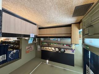 Dit sushirestaurant combineert een modern ingerichte zaal met zitplaatsen voor klanten en een goed uitgeruste afhaal- en deliveryservice. Dankzij de centrale ligging en de vaste klantenkring geniet de zaak van een stabiele omzet en een uitstekende reputatie. Actuele huur €1.505,00<br /><br />Een uitstekende opportuniteit voor ondernemers die actief willen worden in de horeca of hun activiteiten wensen uit te breiden met een rendabel en populair sushiconcept.<br /><br />Verkoopmodaliteiten<br /><br /><ul><li>Overname van de aandelen van de vennootschap<br /><br /></li><li>Inclusief handelsfonds, inrichting, goodwill en lopende contracten<br /><br /></li><li>Prijs en bijkomende details op aanvraag<br /><br /></li></ul>