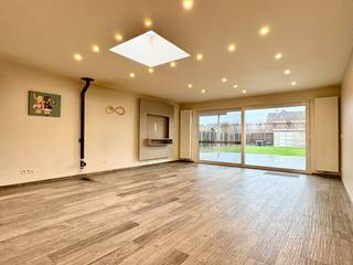 Totaal gerenoveerde woning met 305 m² bew. Opp., 4slks + gelijkvloerse kamer.Deze woning heeft nog steeds zijn originele allures uit 1937. Hoge...