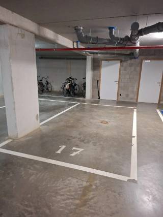 In de nog jonge residentie “Den Blok”, gelegen op de hoek van de Tildonksesteenweg en Den Blok, in het centrum van Herent, bieden we deze ondergrondse parkeerplaats nummer 17 te koop aan.<br /><br />De parkeerplaats is vlot en gemakkelijk bereikbaar en bevindt zich in een afgesloten ondergrondse kelder. Een automatische sectionaalpoort zorgt ervoor dat de parking veilig en afgesloten is. Dankzij de centrale ligging is dit een ideale oplossing voor wie in het centrum van Herent woont en op zoek is naar een comfortabele en veilige parkeerplaats met lage maandelijkse kosten (geen autolift). <br /><br />Voor meer informatie of een bezoek ter plaatse, bel Brecht op het nummer 0484/56.44.22 of mail naar brecht@polares.eu