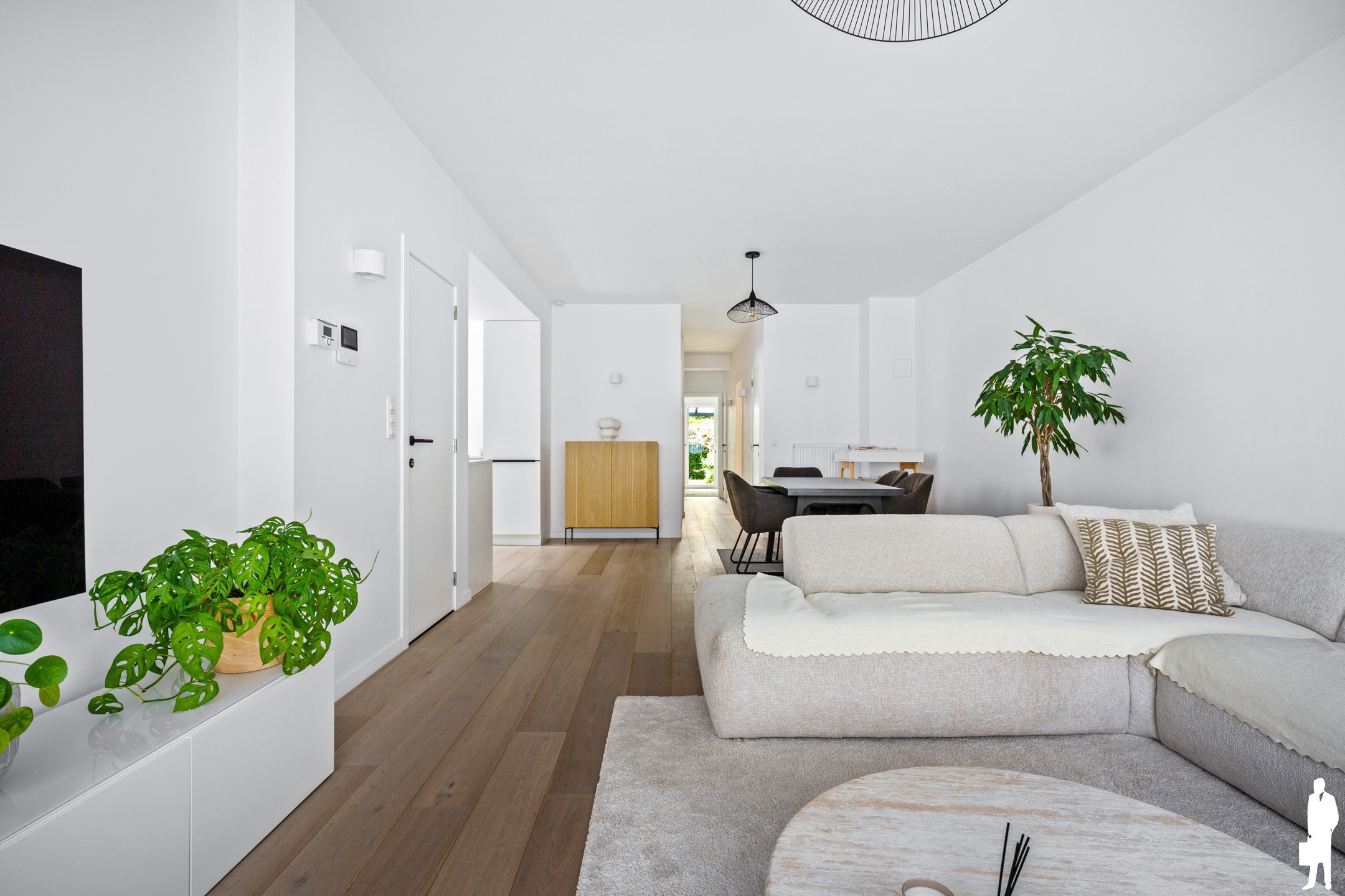 Lichtrijk gerenoveerd gelijkvloers appartement met garage - foto 5
