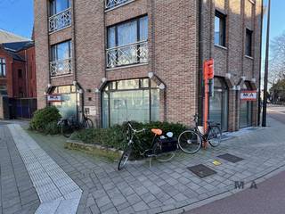 <p><span>Burelen (volgens EPC) langs de kleine ring gelegen met een top-visibiliteit en bovendien het privatief genot van 5 parkeerplaatsen. Indeling: gelijkvloers is er een afzonderlijke toegang naar de Guffenslaan, sas, bureel, kantoor.  Via een privatieve trap komt men in het kelderniveau.  In de kelderverdieping: sas, vergaderzaal, berging, sanitair, refter, CV installatie, archief en bergruimte. In de kelderverdieping is thans nog een safe kamer. In deze burelen was het Genootschap van Notarissen van de Provincie Limburg gevestigd.  Grondplannen zijn ter inzage in het vastgoedkantoor.  Een plaatsbezoek kan na afspraak via 0485 34 56 71.<br />Deze burelen zijn verbindbaar met de naastliggende burelen, Toekomststraat 2, die tevens door MCA-Vastgoed in verkoop worden aangeboden.  De burelen dienen wel grondig te worden gerenoveerd.  Gezien de ligging tegenover het Stadhuis en langs de kleine ring met parking waardoor een maximum aan visibiliteit is gegarandeerd, zijn deze burelen zeker een opportuniteit voor een vrij beroep (advocaten, notarissen, gerechtsdeurwaarder, dokters ....  Belangrijke opmerkingen mbt de parkeerplaatsen: deze worden NIET apart verkocht en worden bijgevolg enkel verkocht samen met de kantoren. Voor meer info zijn wij vlot bereikbaar.  </span></p><p><span>EPC Guffenslaan 25 = Label C</span></p><p><span>Neem gerust contact met ons op. </span></p>