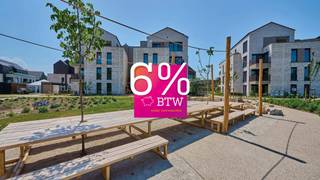 <span><strong>80% VERKOCHT!<br />Geniet van 6% btw, ook interessant voor investeerders! Informeer naar de voorwaarden.<br /><br /></strong>Wij zijn ook elke woensdag van 13 uur tot 16 uur aanwezig. Agnetenpark, Altijd thuis, overal dichtbij...</span><br /><br />Agnetenpark is een échte nieuwe buurt met verschillende woningtypes voor iedereen en voor elke (gezins)situatie. Maar in Agnetenpark leef je niet alleen op maat van de mensen maar ook op maat van morgen. Zo is er aandacht voor duurzame energie - denk maar aan zonnepanelen, geothermie (warmtepomp met aardwarmte) en waterrecuperatie - én duurzame mobiliteit. De woningen dragen ook het BEN-label (Bijna Energie Neutraal). Het E-peil ligt onder E20 waardoor er 5 jaar vrijstelling is op het kadastraal inkomen. <br /><br />Ook wordt er in Agnetenpark gezorgd voor het beste wooncomfort. Ondergrondse staanplaatsen, kelder- en fietsenbergingen zorgen voor het mobiele comfort. <br /><br /><span><strong>Parkwoningen B - Residentie Pieter Breugel - APP 2.1</strong></span><br />- 2de verdieping;<br />- bewoonbare oppervlakte: 72,87m²;<br />- oppervlakte terras: 6m²;<br />- 1 slaapkamer;<br />- berging aan de inkomhal;<br />- leefruimte met veel lichtinval;<br />- open ingerichte keuken;<br />- ingerichte badkamer; <br />- apart gastentoilet;<br />- standplaats en berging in de afgesloten parkeerkelder.<br /><br />De materiaalkeuzes voor dit appartement werden gemaakt.<br /><br />Vermelde prijs is exclusief ondergrondse parkeerplaats, berging en/of fietsenparking en exclusief registratie, BTW en notariskosten.<br /><br />
<p>In dit project is geïnvesteerd in een efficiënt en duurzaam geothermisch verwarming en koeling systeem (KWO systeem) dat samen met zonnepanelen en warmtepompen zorgt voor een zeer lage energiefactuur. Meer info over dit systeem vind je hier: www.jansenrealestate.be/wat-is-een-kwo-systeem</p>
<br />Een gevarieerd aanbod met een topafwerking, zorg voor de toekomst, het heden en het verleden, dat is wat het groene project Agnetenpark omschrijft. Bovendien komt dit project in aanmerking voor aankoop aan 6% btw (onder voorwaarden). Wij ontzorgen je ook voor de verkoop van je huidige woning! Voor meer uitleg helpen we je graag verder.