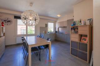 Zéér ruim, onbemeubeld duplex-appartement met 3 slaapkamers te huur in het centrum van Nieuwpoort-Stad. Ideaal als vaste woonplaats of als uitvalsbasis voor uw tweede verblijf aan zee! Voorzien van alle comfort en oppervlakte is dit een echt woon appartement. 3 slaapkamers, dressing, grote leefruimte, leef terras, nieuwe keuken, ruime berging,...<br />GEEN syndicuskosten.<br />EPC = 131