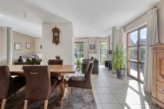 RUIME (214m²) EN ENERGIEZUINIGE WONING MET 4 SLAAPKAMERS, GARAGE EN TUINDeze uitstekend onderhouden woning is gelegen in een doodlopende straat in...