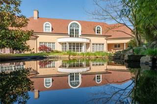 Welkom thuis aan de Jachtlaan 23, te Balen-Wezel. Op zoek naar een instapklare unieke villa waar luxe, comfort en duurzaamheid samenkomen?...