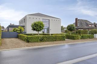 <p><span>Exclusieve villa met 4 slaapkamers, 2 badkamers en een hoogwaardige afwerking.</span></p><p><span> </span></p><p><span>Aan de Kapelstraat in Dilsen-Stokkem vindt u deze prachtige villa, waar ruimte, comfort en luxe op een unieke manier samenkomen. Met een indrukwekkende bewoonbare oppervlakte van 453 m² en een perceel van bijna 10 are is dit een woning die alles in zich heeft om een echte thuis te worden.</span></p><p><span> </span></p><p><span>Bij het binnenkomen wordt u meteen verwelkomd door een ruime inkomhal die u leidt naar de lichtrijke leefruimte. Grote raampartijen zorgen voor overvloedig daglicht, terwijl de gezellige gashaard de woonkamer een warme en huiselijke sfeer geeft. De moderne keuken is een echte blikvanger. Hier geniet u niet alleen van hoogwaardige afwerking en alle comfort, maar ook van een directe verbinding met het terras, waardoor binnen en buiten harmonieus in elkaar overvloeien. De woning beschikt bovendien over een tweede terras aan de eetkamer, ideaal om in alle rust van de buitenlucht te genieten.</span></p><p><span> </span></p><p><span>Met vier ruime slaapkamers en twee badkamers – één uitgerust met ligbad en de andere met een douche – biedt deze villa het perfecte comfort voor gezinnen of voor wie regelmatig gasten ontvangt. Elke kamer voelt ruim en licht aan, en dankzij de praktische indeling kan iedereen genieten van zijn eigen plek.</span></p><p><span> </span></p><p><span>Ook op technisch vlak laat deze woning niets te wensen over. Ze is volledig asbestveilig en beschikt over een uitstekende EPC-score van 146 (label B). Duurzaamheid en comfort staan hier centraal, met onder meer zonnepanelen, een warmtepomp, airconditioning en een hoogrendementsgasketel. Daarnaast beschikt u over een ruime kelder en een carport, wat het dagelijkse wooncomfort nog verder vergroot.</span></p><p><span> </span></p><p><span>Wat dit eigendom extra bijzonder maakt, is de privacy die het perceel biedt. De fraai aangelegde buitenruimte zorgt voor een gevoel van rust. Of u nu geniet van een gezellig samenzijn op één van de terrassen of gewoon tot rust komt in de tuin: hier beleeft u het beste van comfortabel wonen.</span></p><p><span> </span></p><p><span>Als extra troef wordt het naastgelegen perceel bouwgrond van 5a06ca optioneel te koop aangeboden. Dit opent extra mogelijkheden: een woning voor familie of kinderen, een investering voor de toekomst of simpelweg een uitbreiding van uw domein.</span></p><p><span> </span></p><p><span>De vraagprijs voor deze instapklare villa bedraagt € 519.000. Het optionele naastgelegen bouwperceel is beschikbaar voor € 110.000.</span></p><p><span> </span></p><p><span>Samengevat: dit is een eigendom dat niet alleen uitblinkt door zijn ruime volumes en luxueuze afwerking, maar ook door zijn energiezuinig karakter, duurzaamheid en ligging.</span></p><p><span> </span></p><p><span>Plan vandaag nog uw bezoek via Robin Raeven – 0484 35 73 08 of via <span>Robin@jemar.be</span></span></p><p><span> </span></p><p><span>Uw toekomstige thuis wacht op u!</span></p>