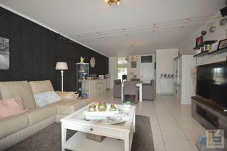 Deze goed onderhouden en ruime (218m2 ) woning is gelegen op wandelafstand van Grote Markt, winkels en openbaar vervoer van Ronse...