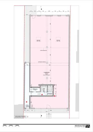 <p>Ontdek deze unieke kans om jouw zaak te vestigen in het bruisende hart van <strong>Sint-Antonius</strong>!<br />Dit <strong>nieuwbouw handelspand</strong> van <strong>330 m²</strong> biedt een moderne en energiezuinige ruimte, perfect voor ondernemers die comfort, zichtbaarheid en flexibiliteit belangrijk vinden.</p>
<p>Dankzij de <strong>10 meter brede etalage</strong> geniet je van maximale visibiliteit in een drukbezochte buurt. Het pand wordt <strong>casco opgeleverd</strong>, zodat je de <strong>indeling en afwerking volledig naar eigen wens</strong> kunt bepalen.</p>
<p>Bovendien kan het handelspand <strong>naar wens worden opgedeeld</strong>, dankzij de <strong>slimme plaatsing van ramen</strong> die zorgen voor natuurlijk licht in meerdere secties. Zo kan de ruimte moeiteloos worden aangepast aan verschillende handelsconcepten.</p>
<p>Met zijn <strong>bijna-energieneutraal (BEN) ontwerp</strong>, <strong>drievoudige beglazing</strong> en <strong>isolatie conform de nieuwste normen</strong>, is dit pand niet alleen toekomstgericht, maar ook aangenaam en comfortabel voor klanten én medewerkers.</p>
<p>Momenteel bevindt het gebouw zich nog <strong>in opbouw</strong>, wat je de kans geeft om er vanaf de start jouw eigen stempel op te drukken.<br /><br /><span>Een buitenkans voor wie toekomstgericht wil ondernemen in een groeiende regio!</span></p>
