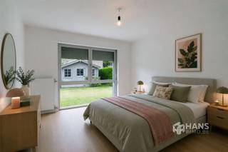 <p><span>Jennevallaan 22 (glv) - Boechout</span></p><p><span> </span></p><p><span> </span></p><p><span> </span></p><p><span>Gerenoveerd appartement (73m²) met 2 slaapkamers, garage en tuin in Boechout</span></p><p><span>In de Jennevallaan woon je in een rustige, aangename woonomgeving op een boogscheut van het centrum van Boechout. Winkels, supermarkten, scholen en andere voorzieningen bevinden zich vlakbij. Ook de P+R ligt op wandelafstand, waardoor je geniet van een vlotte verbinding met het openbaar vervoer. Een ideale locatie voor wie rust en bereikbaarheid wil combineren.</span></p><p><span>Het gelijkvloersappartement werd in 2026 grondig gerenoveerd, waarbij bijzondere aandacht werd besteed aan een kwalitatieve afwerking. Zo werden onder meer de parketvloeren, de keuken en de condensatieketel vernieuwd. Daarnaast beschikt het appartement over conforme elektriciteit en werd de badkamer reeds in 2020 vernieuwd. Dankzij deze investeringen geniet je van een gunstige EPC-score en een instapklare woonst. De vaste kosten bedragen €140 per maand en er zijn aparte meters voor gas en elektriciteit.</span></p><p><span>Via de driepuntsveiligheidsdeur kom je binnen in de lichtrijke leefruimte met open keuken, samen goed voor een oppervlakte van circa 32 m². De moderne keuken is volledig uitgerust met een kookvuur, dampkap, spoelbak, ingebouwde oven, vaatwasser, koelkast en diepvriezer.</span></p><p><span>De hal geeft toegang tot een praktische berging/wasplaats, een apart toilet en de stijlvolle badkamer van 5 m², voorzien van een inloopdouche, lavabomeubel en handdoekdroger.</span></p><p><span>Aan de rustige achterzijde bevinden zich twee slaapkamers van 8 m² en 14 m². Vanuit de kleinste slaapkamer heb je rechtstreeks toegang tot de gemeenschappelijke tuin, die onderhouden wordt door de mede-eigendom en waar je zorgeloos van het groen kan genieten.</span></p><p><span>Een extra troef is de garagebox achter het gebouw, die apart aan te kopen is voor €18.500.</span></p><p><span>Ben je op zoek naar een instapklaar, energiezuinig appartement met garage en een rustige ligging nabij het centrum van Boechout? Mis deze kans niet! Bewoonbare opp. .73m² – ref.: bruto vloeropp. Voor meer info of een gratis schatting surf naar </span><span><span>www.hansimmo.be</span></span></p><p><span> </span></p>