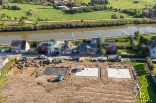 Wonen waar natuur en dorpsleven elkaar ontmoeten. Deze eigendom wordt u te koop aangeboden door Access Estate. Maak vandaag nog uw afspraak via sms of WhatsApp op 0475 92 30 35. In het charmante Scheldedorp geniet u van een unieke woonomgeving waar rust, natuur en gezelligheid centraal staan. Op wandelafstand vindt u lokale horeca, prachtige wandel- en fietsroutes, de uitgestrekte Kalkense Meersen en de authentieke overzetboot over de Schelde. Hier leeft u midden in het groen, met elke dag een vakantiegevoel vlak bij huis. In een rustige straat aan de Schelde worden 8 stijlvolle halfopen nieuwbouwwoningen gerealiseerd, met een open zicht op de achterliggende velden. Een zeldzame combinatie van landelijk wonen, natuurbeleving en een vlotte bereikbaarheid. Op het gelijkvloers bevindt zich een lichtrijke leefruimte met open keuken, een praktische berging en een apart gastentoilet. Dankzij de grote raampartijen vloeien binnen- en buitenleven naadloos in elkaar over, met directe toegang tot de ruime tuin. Op de eerste verdieping vindt u drie volwaardige slaapkamers, een comfortabele badkamer en een afzonderlijk toilet. De ruime zolderverdieping, die volledig kan worden ingericht als extra slaapkamer, thuisbureau, hobbyruimte of speelkamer indien gekozen wordt voor een vaste trap. Deze woningen worden gebouwd met hoogwaardige, duurzame materialen en met veel aandacht voor wooncomfort en energiezuinigheid. Bovendien kiest u de afwerking volledig naar eigen smaak: keuken, badkamer en vloeren worden afgestemd op uw persoonlijke woonstijl. Dankzij performante isolatie, zonnepanelen en moderne technieken behalen de woningen een uitstekend E-peil. Prijzen exclusief kosten. Op de grondwaarde zijn verkooprechten van 12% van toepassing. Op de constructiewaarde en afwerking geldt 21% btw.