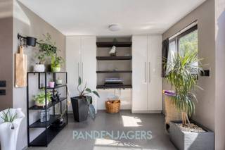 Welkom in deze uitzonderlijk charmante woning waar licht, ruimte en comfort elkaar perfect ontmoeten. Gelegen in een doodlopende straat in...