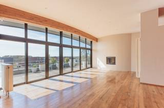 <span>In Residentie Azimuth vindt u dit uitzonderlijk </span><strong>ruim en exclusief dakappartement</strong><span> op de zesde verdieping. Deze </span><strong>penthouse</strong><span> kenmerkt zich door een sublieme combinatie van ruimte, licht en doordachte architectuur. U geniet hier van een formidabel </span><strong>panoramisch uitzicht</strong><span> over de stad Gent, met aan de achterzijde een prachtig zicht op de iconische Gentse torens.</span><br /><span>De indeling werd bijzonder doordacht uitgewerkt door architect </span><strong>Luc Vertongen</strong><span> en centreert zich rond de </span><strong>royale leefruimte</strong><span> met aansluitend een ruim </span><strong>zonneterras</strong><span>. Grote glaspartijen zorgen voor een sterke connectie tussen binnen en buiten en laten het natuurlijke licht overvloedig binnenstromen. De leefruimte omvat een elegante zithoek met doorkijkhaard en een sfeervolle eethoek, afgewerkt met een parketvloer in 3 cm dikke eik, afkomstig uit Franse treinwagons, wat het geheel een warme en karaktervolle uitstraling geeft. Aansluitend bevindt zich een volledig ingerichte keuken die perfect aansluit bij het stijlvolle geheel.</span><br /><span>Het </span><strong>riante terras</strong><span> van ca. 66 m², uitgevoerd in tropisch hout, omarmt het appartement en biedt verschillende plekken om te genieten van zon, rust en het uitzicht over de stad. Een uitzonderlijk terras waar ruimte en het stadsleven naadloos samenkomen.</span><br /><span>Het appartement beschikt over </span><strong>drie slaapkamers</strong><span>, waaronder een master bedroom met </span><strong>dressing</strong><span> en een </span><strong>eigen badkamer</strong><span>, uitgerust met ligbad en toilet. Daarnaast is er een tweede </span><strong>badkamer</strong><span> met douche en toilet, evenals een </span><strong>gastentoilet</strong><span>, een aparte </span><strong>berging/wasplaats</strong><span> en een praktische </span><strong>vestiaire</strong><span>. De ruime </span><strong>garagebox</strong><span> op niveau -1 met plaats voor twee wagens, extra bergruimte én een laadpunt voor elektrische wagens is inbegrepen in de vraagprijs.</span><br /><span>Met een bewoonbare oppervlakte van ca. 150 m², een terras van ca. 66 m² en een hoogwaardige materiaalkeuze vormt dit dakappartement een uitzonderlijke kans voor wie op zoek is naar exclusiviteit, ruimte en een bijzondere woonbeleving in Gent.</span>