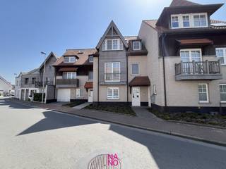 Fenomenaal tuinappartement (+/- 100 m²) met 2 slaapkamers gelegen in een standingvolle residentie in het 'Oude Knokke' op wandelafstand van het centrum van Knokke-Heist. Indeling van het appartement: inkomhal met gastentoilet, lichtrijke leefruimte met zithoek en eetplaats uitgevend op het terras van maar liefst 20 m² en een grote zonnige tuin, open keuken voorzien van alle toestellen, 2 ruime slaapkamers en badkamer met ligbad, douche en dubbele lavabo, aparte berging, kelderberging. Prachtig en uniek aanbod!