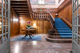 Dit beschermd herenhuis in Beaux-Arts stijl bevindt zich aan de levendige Leien en is momenteel ingericht als kantoor. Met een indrukwekkende plafondhoogte van +3,5 m, strekt de ruimte zich uit over het gelijkvloers (+/-195m²) en de eerste verdieping (+/-280m²). De ruimtes zijn omgeven door kleurrijke en unieke wandschilderingen. De indeling omvat meerdere ruimtes met authentieke details, aangevuld met bergruimte en sanitair. Dankzij het open en stijlvolle opzet leent dit pand zich ook uitstekend als combinatie van kantoor en/of showroom.<br /><br />Extra troef: mogelijkheid tot het huren van parkings aan €125/maand/plaats.<br /><br />EPC: X<br /><br />Interesse? Bel ons vandaag nog!