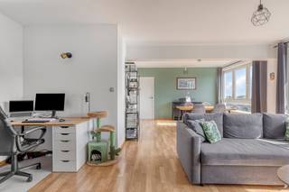 immo DAVID stelt voor: instapklaar appartement met prachtig uitzicht<br /><br />Ontdek dit schitterende, perfect onderhouden appartement van 60 m², gelegen op de 10e verdieping. Dankzij de grote raampartijen geniet u van een uitzonderlijke lichtinval, optimaal wooncomfort en een adembenemend, onbelemmerd uitzicht over de omgeving.<br /><br />De ruime leefruimte van 39 m² sluit aan op een aparte, gesloten keuken van 7 m². Zowel vanuit de woonkamer als vanaf het terras geniet u van een panoramisch uitzicht.<br /><br />De slaapkamer van 12 m² biedt alle rust en comfort. De badkamer is uitgerust met een ligbad en een enkele lavabo in een eigentijdse afwerking.<br /><br />Het zonnige terras van 8 m² vormt de ideale plek om te ontspannen en volop te genieten van het uitzicht.<br /><br />Het appartement beschikt over PVC-ramen met dubbele beglazing, goede isolatie, een EPC-score C, conforme elektriciteit en is volledig instapklaar.<br /><br />De ligging is uitstekend: vlak bij de Ring, het centrum van Brussel, het UZ Jette, scholen, openbaar vervoer, winkels, het Laarbeekbos en diverse fietsverbindingen.<br /><br />Een unieke opportuniteit voor wie op zoek is naar een lichtrijk, comfortabel appartement met een prachtig uitzicht, op een strategische locatie.