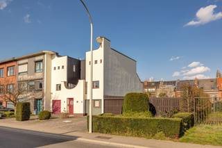 <p>Zoekt u wonen en werken te combineren in centrum Aartselaar? Profiteer van deze ruime woning met praktijkruimte met naastgelegen bouwgrond waarbij u de mogelijkheid hebt om de praktijk- en woonruimte nog te vergroten met 234 m². </p><p>De bestaande woning is aan de hand van architect Paul De Roo. Zijn modernistische signatuur vertaalt zich in expressieve baksteenarchitectuur en een subtiel spel van volumes en licht. </p><p>De doordachte flow is direct voelbaar. Op het gelijkvloers bevinden zich een praktijkruimte, slaapkamer en badkamer (maar kan mee in praktijk geïntegreerd worden). De verdieping herbergt een royale leefruimte die naadloos overvloeit in een tijdloze keuken met recente toestellen. Absolute blikvanger is de zonovergoten orangerie, waar u het hele jaar door geniet van de tuin en diverse terrassen. </p><p>Dankzij de gevelbreedte van 9m en de aparte toegankelijkheid is het pand perfect voor een vrij beroep of thuiskantoor. Ontvang cliënten in alle privacy zonder uw wooncomfort te storen. Voldoende parking aanwezig. Op de naastgelegen bouwgrond kan u een half-open bebouwing oprichten van 6 meter breed + garagebox.</p><p>De woning is uitstekend onderhouden met een gunstig EPC, recente condensatieketel, vernieuwd plat dak en een nieuwe achtergevel in crépi. De kelder en kruipkelder bieden extra stockage. U woont hier in een rustige, brede straat op wandelafstand van het centrum van Aartselaar, met een toplocatie nabij de A12 en E19.</p><p></p>