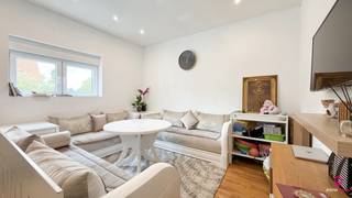 In de Bremstraat 51 te Houthalen vinden we deze ruime en veelzijdige woning terug. Het huis heeft een bewoonbare oppervlakte van 203 m² en staat op een perceel van 6 are 81 ca.<br /><br />Bij het binnenkomen komen we in de inkomhal die toegang geeft tot de gezellige en ruime woonkamer met eetplaats. Aansluitend bevindt zich de volledig vernieuwde keuken die praktisch is ingericht en voorzien van alle comfort. Verder is er op het gelijkvloers ook een apart toilet aanwezig.<br /><br />Op de eerste verdieping zijn er drie slaapkamers en een badkamer. De zolderverdieping werd ingericht als extra slaapkamer en beschikt bovendien over een tweede badkamer. Dit maakt de woning bijzonder interessant voor een groter gezin of voor wie graag extra ruimte ter beschikking heeft.<br /><br />Daarnaast is er een zeer ruime kelder en een aparte garage die tal van opbergmogelijkheden biedt. <br />Een belangrijk pluspunt van deze woning is het afzonderlijke gedeelte met eigen ingang dat kan dienen als handelsruimte. Dit maakt de woning ideaal voor wie wonen en werken wil combineren, bijvoorbeeld voor een kantoor, praktijk of klein winkeltje.<br />Kortom, een ruime en praktische woning met veel potentieel en mogelijkheden, centraal gelegen te Meulenberg in Houthalen.<br /><br />Pluspunten: <br />- Woonoppervlakte van maar liefst 203 m²,<br />- EPC B! <br />- Handelsruimte met eigen ingang!<br />- Goede verbinding E313/E314,<br />- Winkels op fiets en wandelafstand,<br />- Het openbaar vervoer op 10m verder.<br /><br />Wilt u graag meer informatie? Neem gerust contact op met Immofusion op het nummer 078 78 78 70.<br />Contactpersoon: Yelda Bulmus