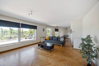Dit <strong>dakappartement </strong>heeft <strong>3 slaapkamers </strong>en veel buitenruimte. Het appartement is gelegen vlakbij het prachtige <strong>Rivierenhof</strong>, de groene long van Antwerpen; ideaal om te fietsen, wandelen of relaxen tussen de vijvers en bomen. Een oase van rust te midden van de stad. Het appartement telt drie ruime slaapkamers en een groot zonneterras waar je in alle rust kunt genieten. Uiterst goede bereikbaarheid met gemakkelijke tram- en busverbindingen richting het centrum.<br /><br /><strong>Indeling:</strong><strong> </strong><br />Inkomhal; vooraan 2 slaapkamers; badkamer met ligbad, dubbele lavabo en toilet. Ruime leefruimte met toegang tot het terras; aparte keuken. Achteraan 3e slaapkamer met aansluitend wasruimte; individuele kelderberging.<br /><br /><strong>Bijzonderheden:</strong>
<ul>
	<li>Ruim, zonnig terras.</li>
	<li>3 slaapkamers.</li>
	<li>Rustige, groene wijk met goede verbindingen.</li>
	<li>Alg. kosten: €145,- inclusief provisie water.</li>
</ul>