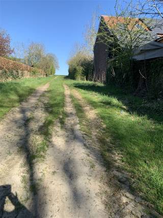 Mooi stukje bouwgrond voor halfopen bebouwing in het landelijke Meldert. Prachtig zicht op de velden.De breedte bedraagt 10,5 meter.  Voor een totale...
