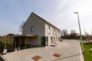 Deze kleinschalige verkaveling combineert open en halfopen bebouwingen in een rustig woonerf, op een uiterst vlot bereikbare locatie nabij het centrum van Torhout, de ring en belangrijke invalswegen. De woningen worden gerealiseerd in een moderne, landelijke architectuur met twee bouwlagen en een hellend dak.<br /><br />De woningen zijn ontworpen met oog voor hedendaags wooncomfort, energiezuinigheid en een praktische indeling. Er is bovendien de mogelijkheid om de woning uit te breiden tot vier slaapkamers, ideaal voor gezinnen of wie extra ruimte wenst.<br /><br />Troeven:<br />•⁠ ⁠Mogelijkheid tot 4 Volwaardige slaapkamers<br />•⁠ ⁠Open leefruimte met keuken<br />•⁠ ⁠Vloerverwarming<br />•⁠ ⁠Lucht/water warmtepomp<br />•⁠ ⁠Zonnepanelen<br />•⁠ ⁠Regenwaterpomp<br />•⁠ ⁠Open en halfopen bebouwingen<br />•⁠ ⁠Modern-landelijke architectuur<br />•⁠ ⁠Rustig woonerf<br />•⁠ ⁠Vlotte verbinding naar centrum Torhout, ring en autosnelwegen<br /><br />Alle vermelde prijzen zijn exclusief btw en aankoopkosten. Een gedetailleerde prijslijst is beschikbaar op aanvraag.<br /><br />Voor meer informatie of een afspraak, contacteer Simon via 0498 12 37 08 of via simon@vicusvastgoed.be.