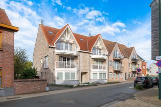 Dit verzorgd duplexappartement met 2 ruime slaapkamers is rustig en centraal gelegen in Maldegem, op wandelafstand van de Markt, gemeentepark, winkels en voorzieningen.<br /><br />Indeling: hall, gastentoilet, open ingerichgte keuken, ruime leefruimte met toegang tot volwaardig zonneterras, zeer ruime praktische berging, slaapkamer 1 met aansluitend terras, ingerichte badkamer.<br />Op de verdieping een 2de grote slaapkamers met aansluitend douche en toilet.<br /><br />Extra troeven: mooie villaresidentie, EPC-label B, conforme elektriciteit en mogelijkheid tot aankoop van 2 garages vlak achter de residentie.<br />Waarvan 2de garage ingericht als hobbyruimte met lichtkoepel volledig geïsoleerd en met verwarming.<br /><br />Een ruim en comfortabel woonappartement, eveneens interessant als investering met goede verhuurmogelijkheden<br /><br />Info en bezoek bel Andries De Leyn 0472 53 66 09