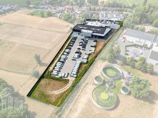Uitstekend onderhouden bedrijfsgebouw met +/- 2.000 m² magazijnen en +/- 420 m² hoogwaardige kantoorruimte op een terrein van 14.176 m² gelegen in de Ellestraat te Zwevegem, op een vlot bereikbare locatie nabij de N8 en de Kanaalweg (N391), met een snelle verbinding naar de E17 en de E403. <br /><br />De site omvat een magazijn van +/- 1.308 m² met een vrije hoogte van 4,30 m tot 5,40 m onder nok, mezzanines en een overdekte luifel van +/- 334 m². Daarnaast is er een recent opgetrokken betonnen magazijn van +/- 700 m² met een vrije hoogte van 6 m tot 6,60 m onder nok, eveneens voorzien van mezzanines en technische ruimtes.<br /><br />De representatieve kantoorruimte van 414 m² is hoogwaardig afgewerkt (nieuwbouw van 2025) en omvat een onthaal met wachtruimte, diverse kantoren, vergaderzalen, sanitair, een keuken en een buitenterras. Daarnaast beschikt het gebouw over een afzonderlijke sociale ruimte met keuken, sanitair en douches.<br /><br />De volledig verharde site is uitgerust met camerabewaking, een alarmsysteem, terreinverlichting, een badgesysteem, publieke en privatieve laadpalen en een elektrische aansluiting van 400 kVA.<br /><br />Contacteer PANORAMA B2B voor bijkomende (technische) inlichtingen, plannen of een vrijblijvend plaatsbezoek 056 222 562.