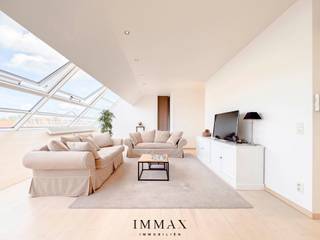 <p>Ruim en lichtrijk loftstijl appartement (110 m²) met 2 slaapkamers en zonneterras, gelegen in het pittoreske 'Oude Knokke', met panoramisch uitzicht over het hinterland.</p>
<p>Dit exclusieve appartement wordt gekenmerkt door zijn overvloedige lichtinval door de grote raampartijen en biedt een inkomhal, een ruime leefruimte met zithoek, en een volledig ingerichte open keuken. Aansluitend aan de keuken bevindt zich een praktische berging met aansluiting voor wasmachine en droogkast.</p>
<p>Het appartement beschikt verder over twee volwaardige slaapkamers, een badkamer met ligbad/douche, en een apart gastentoilet. Het prachtige zonneterras biedt een fenomenaal uitzicht. Daarnaast beschikt het gebouw over een gemeenschappelijke fietsenberging en een privatieve kelder.<br /><br /><span>Mogelijkheid tot aankoop van een autostaanplaats/garagebox in de nabije omgeving!<br />Maatregelenregister in aanvraag.<br /></span>Het appartement ondergaat momenteel renovatiewerken.<br /><br />Aarzel niet om ons te contacteren voor meer informatie: tel. : 050 62 44 14 of via knokke@immax.be</p>