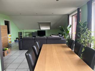 Dit ruime appartement met terras heeft een prachtig uitzicht over de velden. Het appartement is gelegen vlakbij winkels, supermarkten, bakkers en...