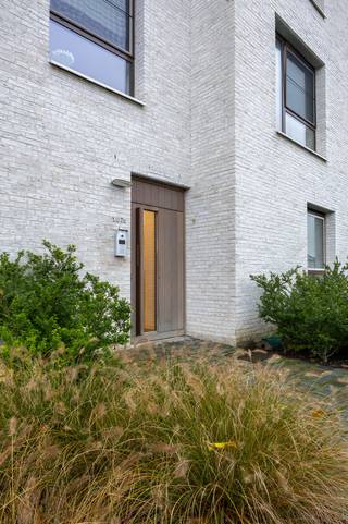 <p><strong>ENKEL BEZOEKEN MOGELIJK DOOR ONDERSTAANDE LINK VOLLEDIG EN CORRECT IN TE VULLEN: https://mijnhuurprofiel.be/property/88e3e234-b858-48e3-96a4-e5381f71b017/login<br /><br />TE HUUR: Recent &amp; energiezuinig appartement (EPC A) met 2 slaapkamers in het unieke Park Hooghuys</strong></p>
<p><strong>Ligging</strong><br />In Park <em>Hooghuys</em> woon je in een uitzonderlijk groene en rustige omgeving, midden in de historische parktuin van het Hooghuys met kasteel en vijver. Op wandelafstand vind je zowel het centrum van Herenthout als de Merodese Bossen. Steek je de straat over, dan sta je meteen tussen de velden. Daarnaast geniet je van een uitstekende bereikbaarheid richting de omliggende gemeenten en de E313.</p>
<p><strong>Beschrijving<br /><br /></strong><br />Dit recent appartement van 82 m² biedt een aangename en praktische indeling. Vanuit de inkomhal bereik je alle ruimtes. De twee slaapkamers zijn optimaal ingedeeld en genieten van een rustige ligging.</p>
<p>De moderne badkamer is uitgerust met een inloopdouche en een dubbele wastafel met meubel. Verder is er een aparte berging met aansluitingen voor wasmachine en droogkast en een afzonderlijk toilet.</p>
<p>Achteraan bevindt zich de lichtrijke leefruimte met open, volledig uitgeruste keuken (koelkast, combi-oven, inductiekookplaat, dampkap en vaatwasser). Dankzij het grote schuifraam geniet je van directe toegang tot het zuidgericht terras met zicht op het groene domein.</p>
<p><strong>Extra troeven </strong></p>
<ul>
<li>
<p>EPC A – energiezuinig wonen</p>
</li>
<li>
<p>Zuidgericht terras</p>
</li>
<li>
<p>Privatieve berging in de ondergrondse garage inbegrepen</p>
</li>
<li>
<p>Optionele autostaanplaats in de garage: €50/maand</p>
</li>
<li>
<p>Maandelijkse kosten: €95</p>
</li>
<li>
<p>Gelegen in een uniek, groen en historisch domein</p>
</li>
</ul>