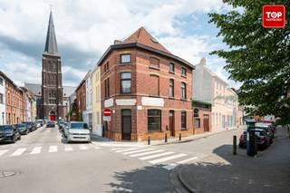 Deze te renoveren woning is gelegen op 5 minuten fietsen van station Gent Dampoort en Gent centrum.De woning beschikt over een grote garageruimte die...