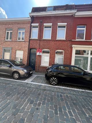 Volledig gerenoveerde woning met 3 slaapkamers en dressing.Indeling:Inkomhal, living met open keuken, badkamer, apart toilet, 3 slaapkamers en...