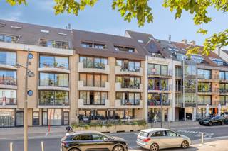 Dit aangename 2-slaapkamerappartement bevindt zich op een absolute toplocatie aan de Zeelaan in De Panne, op amper 100 meter van de Markt en beschikt over een ruime zonneterras.<br /><br />Gelegen op de 4e verdieping van een kleinschalige residentie, geniet dit appartement van een aangenaam zicht op het park en een praktische indeling.<br /><br />U wordt verwelkomd in een ruime en gezellige leefruimte met open keuken met terras.<br />Daarnaast beschikt het appartement over een apart toilet, een handige berging en een badkamer met ligbad en lavabo.<br /><br />Het appartement omvat 2 slaapkamers, waardoor het perfect geschikt is als gezellige woonst, tweede verblijf aan zee of interessante investering.<br /><br />Als extra troef beschikt het appartement over een privatieve kelderberging in de ondergrondse verdieping, inbegrepen in de verkoop.<br /><br /><strong>DE TROEVEN OP EEN RIJ :</strong>
<ul>
	<li>Absolute topligging aan de Zeelaan</li>
	<li>Op slechts 100 meter van de Markt</li>
	<li>Aangenaam zicht op het park</li>
	<li>Gelegen op de 4e verdieping</li>
	<li>Kleinschalige residentie</li>
	<li>Terras </li>
</ul>
Interesse? Contacteer ons vandaag nog voor meer informatie of een bezoek ter plaatse.