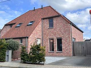 Mooie super afgewerkte half open bebouwing met afgesloten tuin.Ruime hall,living met kookeiland,ingebouwde vaatwas en combi oven.Mooie tuin met aangelegd terras en tuinhuis met overdekking bij.Badkamer met dubbele lavabo,bad,grote inloopdouche,wc.3slaapkamers en grote zolder. via trapluik;EPC A.Deze super mooie woning ,vollledig afgewerkt,volledig met vliesbehang en geschilderd met zwarte inkomdeur,en verder overal beneden en boven witte landeijk,moderne deuren met zwart beslag.Boven volledig gevloerd.Dichtbij scholen,winkels en autostrades.Wil je graag een bezoekje brengen aan onze gezellige woning op een zaterdag, neem dan contact op met Joyca dit na 17u. of tydens het weekend.Ann kan ook .....GEEN IMMO.Geen BTW plicht.