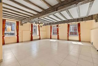 Zeer ruim en lichtrijk 3 gevel appartement met 4 slaapkamers in het historische centrum van Edingen
Dit bijzonder ruime appartement is centraal gelegen in het historische centrum van Edingen, op slechts 4 km van Herne. Winkels, restaurants, het kasteelpark, een apotheek en het openbaar vervoer bevinden zich allemaal in de onmiddellijke omgeving. Het appartement omvat een inkomhal, een royale leefruimte met een open en volledig ingerichte keuken, en een aanpalende ruime wasplaats/berging.De nachthal geeft toegang tot vier slaapkamers, waarvan één met een eigen dressing en badkamer. Daarnaast zijn er een gastentoilet en een tweede badkamer.Het appartement geniet van veel natuurlijke lichtinval en charmeert met authentieke elementen, een massieve parketvloer en volhouten deuren.
Extra troeven zijn de conforme elektrische installatie tot 2033 en het energiezuinige EPC-label B.
Voor meer informatie of een bezoek kunt u contact opnemen met Sophie via 0496 71 50 59