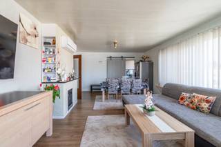 Comfortabel wonen nabij winkels en scholen.Het appartement bestaat uit een ruime en lichtrijke leefruimte met grote raampartijen en airco - een...