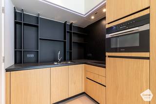 Deze assistentieflat is gelegen op een <strong>unieke plaats in Oostduinkerke-Bad</strong>, dicht bij winkels, terrasjes en de Zeedijk.<br />Wenst u deze flat te <strong>verhuren tot u zelf het pand kan bewonen</strong>, dan kan dat natuurlijk.<br />Er zijn hieraan zeker wat voordelen verbonden, zoals een mooie maandelijkse <strong>huuropbrengst</strong>, de vrijstelling tot het betalen van de <strong>onroerende voorheffing</strong> en <strong>lage</strong> <strong>syndickosten.</strong><br />Deze flat is nog <strong>nooit bewoond</strong> geweest en werd afgewerkt in l<strong>uxe-uitvoering</strong>.<br />Er is mogelijkheid om een <strong>parkeerplaats </strong>aan te kopen in de residentie;<br /><br />Hieronder nog wat extra info:
<ul>
<li>Digitaal geïntegreerd servicepunt voor dienstverlening op maat en up-to-date info;</li>
<li>Een volwaardig uitgeruste keuken met luxueuze toestellen en een hoogwaardige badkamer met aangepaste inloopdouche;</li>
<li>Prachtig privatief terras;</li>
<li>Domotica en een snelle internetverbinding;</li>
<li>Permanent oproepsysteem waarmee bewoners 24/24 kunnen rekenen op bijstand in geval van nood;</li>
<li>Gezellige brasserie;</li>
<li>Bar/lounge dat uitgeeft op een groot dakterras met een panoramisch uitzicht;</li>
<li>Toegang tot wellness- en kinéruimte (optioneel);</li>
</ul>
<br />Kortom, een zorgeloos verblijf in het hart van Oostduinkerke-Bad!