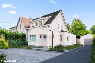 <p><span>Halfopen bebouwing met bijgebouw en veel potentieel te koop in Bonheiden</span></p><p><span>Ben je op zoek naar een woning die je nog volledig naar eigen smaak kan afwerken? Deze halfopen bebouwing biedt dankzij zijn reeds uitgevoerde renovaties én het ruime bijgebouw bijzonder veel mogelijkheden!</span></p><p><span>Indeling woning</span></p><ul><li><span>Inkomhal</span></li><li><span>Slaapkamer op het gelijkvloers (ideaal voor de oude dag, een praktijk of bureau)</span></li><li><span>Eerste leefruimte met toegang tot de keuken</span></li><li><span>Vernieuwde badkamer met inloopdouche, toilet, dubbele lavabo en aansluitingen voor wasmachine &amp; droogkast</span></li><li><span>Eetruimte naast de keuken</span></li><li><span>Nieuwe, lichtrijke leefruimte achteraan met zicht en toegang tot de ruime zuid gerichte tuin</span></li></ul><p><span>Verdieping</span></p><ul><li><span>2 slaapkamers</span></li><li><span>Badkamertje met lavabo, bad en toilet</span></li></ul><p><span>Extra troef: het bijgebouw </span><span><br />Naast de woning bevindt zich een apart gebouw met 3 kamers en een garage. Perfect als hobbyruimte, praktijk, kantoor of zelfs voor cohousing.</span></p><ul><li><span>Reeds heel wat renovaties uitgevoerd</span></li><li><span>EPC renovatieverplichting van toepassing, maar eenvoudig haalbaar</span></li><li><span>Veel mogelijkheden om deze woning naar jouw wensen om te vormen</span></li></ul><p><span>Kortom: een woning met </span><span>ruimte, potentieel én charme</span><span>, ideaal voor wie een eigen project wil realiseren.</span></p><p><span>Contacteer </span><span>ReuzeGoed</span><span> snel voor een bezoek en ontdek de mogelijkheden van dit pand!</span></p>