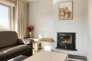 <p><span>Zeer ruim 3 (+1)-slaapkamer appartement met terras, garagebox en aparte berging, gelegen op wandelafstand van het centrum van Maaseik.</span></p><h3><span> </span></h3><h3><span>ALGEMEEN</span></h3><ul><li><span>Bouwjaar: 1973.</span></li><li><span>Appartement gelegen op de tweede verdieping. Lift aanwezig in het gebouw.</span></li><li><span>Bewoonbare oppervlakte: 112 m² (volgens EPC-attest).</span></li><li><span>Het appartement beschikt over een </span><span>uitstekend EPC-label B</span><span> en is bijgevolg niet onderhevig aan de renovatieverplichting. Bovendien is het appartement </span><span>asbestveilig</span><span>! </span></li><li><span>Afwerking met een grijs-beige tegelvloer in de leefruimtes & inkomhal en laminaatvloer in de slaapkamers.</span></li><li><span>Verwarming op aardgas.</span></li><li><span>Aluminium ramen met dubbele beglazing en vliegenhorren (2019). </span></li><li><span>KI: €974.</span></li><li><span>Zeer ruime garagebox</span><span> met automatische poort, gelegen aan de achterzijde van het gebouw. Aan de voor- en zijzijde van het gebouw is er bovendien </span><span>parkeergelegenheid voor bewoners en bezoekers</span><span>.</span></li><li><span>Aparte kelderberging en gemeenschappelijke fietsenstalling aanwezig.</span></li><li><span>Centrale ligging</span><span> op wandelafstand van het centrum van Maaseik en in de nabijheid van het sportcentrum, cultureel centrum en openbaar vervoer.</span></li><li><span>Gemeenschappelijke kosten: €289,49 per maand, inclusief privéverbruik voor water en verwarming via calorimeters, + €34,17 reservekapitaal per maand.</span></li></ul><h3><span> </span></h3><h3><span>INDELING</span></h3><h3><span> </span></h3><h3><span>APPARTEMENT</span></h3><ul><li><span>Ruime inkomhal</span><span> met toegang tot alle vertrekken.</span></li><li><span>Royale leefruimte</span><span>, voorzien van een Nestor-inbouwhaard. Dankzij de grote raampartijen geniet deze ruimte van veel natuurlijke lichtinval.</span></li><li><span>Keuken</span><span> uitgerust met een keramische kookplaat met dampkap, combi-oven, koelkast, diepvries en anderhalve spoeltafel. Vanuit de keuken is er tevens rechtstreekse toegang tot het terras.</span></li><li><span>Overdekt terras</span><span> aan de voorzijde van het appartement, voorzien van een betonvloer.</span></li><li><span>Vier slaapkamers</span><span>, rustig gelegen aan de achterzijde van het appartement. Elke slaapkamer beschikt over een laminaatvloer, verwarming en raam met vliegenhor. Eén van de slaapkamers is bovendien voorzien van aansluitingen voor wasmachine en droogkast.</span></li><li><span>Badkamer</span><span>, volledig betegeld en uitgerust met een wasmeubel met wastafel en ligbad.</span></li><li><span>Apart toilet</span><span> met fonteintje en afzuiging.</span></li></ul><h3><span> </span></h3><h3><span>KELDERVERDIEPING</span></h3><ul><li><span>Aparte kelderberging, voorzien van stopcontacten.</span></li><li><span>Gemeenschappelijke fietsenstalling.</span></li></ul><h3><span> </span></h3><h3><span>GARAGEBOX </span></h3><ul><li><span>Afgesloten garagebox met automatische poort, gelegen aan de achterzijde van het gebouw.</span></li></ul><p><span> </span></p><p><span> </span></p><p><span>Bent u op zoek naar een </span><span>uitzonderlijk ruim appartement met 3 (+1) slaapkamers, een terras, garagebox en aparte berging</span><span>, en dit alles op wandelafstand van het centrum van Maaseik? Contacteer ons gerust voor meer informatie of een bezoek ter plaatse!</span></p>