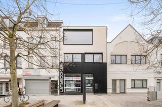 Te koop: instapklaar handelspand met unieke triplex-appartement in het hart van Dendermonde, gelegen in de levendige winkelstraat Oude Vest. Dit pand...