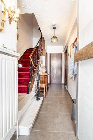Cette maison parfaitement entretenue est idéalement située à Halle, à proximité des commerces, des écoles, des transports en commun et bénéficie d’un accès aisé aux principaux axes routiers. Grâce à son agencement pratique, son grand jardin et ses nombreux espaces de rangement, cette habitation constitue la maison familiale idéale.
Nous entrons dans la maison par le hall d’entrée avec WC séparé et accédons ensuite à l’agréable et lumineux séjour comprenant un salon et une salle à manger. La cuisine entièrement équipée est attenante à la pièce de vie. Depuis la salle à manger, nous accédons à la véranda, véritable prolongement de l’espace de vie, qui s’ouvre sur un agréable jardin où il fait bon se détendre.
Au premier étage, nous découvrons trois chambres spacieuses ainsi qu’une salle de bains équipée d’une douche à l’italienne, d’un lavabo et d’un WC.
La maison dispose également d’un vaste grenier offrant de nombreuses possibilités, pouvant être aménagé en espace de vie supplémentaire, salle de loisirs ou espace de rangement.
Enfin, la propriété comprend une cave, un garage ainsi qu’une allée permettant le stationnement de plusieurs véhicules, offrant ainsi un confort supplémentaire et de nombreuses possibilités de rangement.
Cette charmante maison allie espace, confort et excellente situation, faisant d’elle le logement idéal pour les familles souhaitant profiter d’un cadre de vie agréable à Halle.