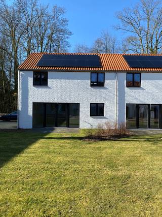 Située dans le projet Hoezebeekhoeve, cette maison neuve à haute efficacité énergétique comprend un grand espace de vie lumineux avec une cuisine ouverte, un débarras, des toilettes, 3 chambres et une salle de bains avec douche, double lavabo et baignoire. Il y a une terrasse privée à l'extérieur. Possibilité d'acheter un emplacement. Cette propriété répond aux dernières normes en matière d'énergie et de ventilation. A l'extérieur, il y a un jardin commun de 700 m2 magnifiquement aménagé. C'est une propriété pour les personnes à la recherche d'une plus-value!