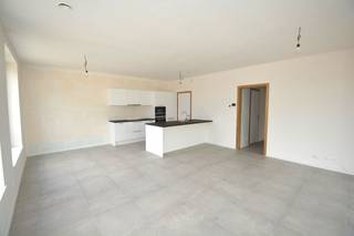 Energiezuinig nieuwbouwappartement gelegen op een absolute toplocatie, rustig gelegen aan het parkgebied Oude God en op wandelafstand van de Statielei, bestaande uit: inkomhal met apart toilet en handenwasser; ruimte voor vestiaire; leefruimte met veel lichtinval, grenzend aan een zonnig, ruim terras; volledig ingerichte open keuken; handige bijkeuken met aansluiting voor wasmachine; 2 slaapkamers, badkamer voorzien van dubbel lavabomeubel en ligbad/douche. Gemeenschappelijke fietsenstalling en mogelijkheid tot aankoop van ondergrondse autostaanplaats en kelder. Prachtig appartement voorzien van alle modern comfort (ventilatiesysteem type D, individuele zonnepanelen, vloerverwarming, kamerhoge ramen, plafonds van 2,8 meter hoog, ...). De appartementen zijn beschikbaar bij akte. Verkoop onder BTW-stelsel. Op onze website kan u ook het aanbod van fase 2 vinden in dit project! <br /><br /> 
