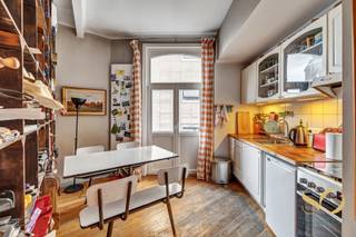 Gelegen in het hart van de Zavel, in een rustige autovrije straat met kasseien, bevindt dit appartement van 45 m² zich op de 2e verdieping van...