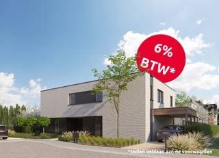Geniet van het btw tarief van 6%*. Deze moderne nieuw te bouwen woning maakt deel uit van een nieuwe verkaveling van 26 woningen langs de Lendeleedsestraat in Izegem (Burgemeester Gerda Myllestraat). De verkaveling is een plezier voor zowel jong als oud. Enerzijds is de verkaveling vrij landelijke gelegen en wordt er binnen de verkaveling een groene zone voorzien, anderzijds is de verkaveling gelegen op fietsafstand van het centrum van Izegem. Deze straat is bijzonder rustig en doodlopend. De woning heeft bovendien een prachtig uitzicht op de naastgelegen landbouwgrond.<br /><br />Deze halfopen woning met perfect zuidelijke oriëntatie heeft een ruime leefruimte met aansluitend een open keuken. De uitgeruste maatkeuken, inbouwtoestellen en composiet werkblad zijn inbegrepen in de verkoopprijs. Aan de keuken vinden we een ruime berging die eveneens toegankelijk is van buiten af. De benedenverdieping heeft een plafondhoogte van 2m60, de bovenverdieping is 2m55 hoog.<br />De eerste verdieping die bereikbaar is via de eiken trap wordt voorzien van 3 slaapkamers waarbij de grootste slaapkamer aansluit op de dressing die vervolgens uitgeeft op de badkamer. Op de bovenverdieping wordt een afzonderlijk toilet voorzien. De badkamer is eveneens volledig afgewerkt met een ruime douche, dubbel lavabomeubel en bad. <br />Standaard wordt deze woning voorzien van vloerverwarming op de beneden en bovenverdieping, aangestuurd door middel van een warmtepomp (water/lucht). Inbegrepen in de prijs: zonnepanelen, volledig uitgeruste keuken met natuurstenen werkblad, badkamer (met bad, douche en dubbel lavabomeubel), oprit en terras, eiken trap, aluminium ramen en deuren / Vaste prijs - geen indexatie! <br />Interieurfoto's zijn als voorbeeld van een gelijk(w)aardige woning. <br />De afwerking gebeurt op maat van de klant.<br />Grondoppervlakte: 253 m² - E-peil: E-19<br />Koop nu en geniet van het BTW-voordeel van 6% . Deze BTW-verlaging is geldig onder bepaalde voorwaarden. Vermelde prijs is excl. btw en registratiebelastingen.<br />Benieuwd naar verdere info, bekijk het indelingsplan op bouwbossu.be en contacteer Floris voor bezoek aan de kijkwoning 0496/101.201<br />